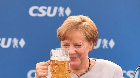 Hausverbot für Angela Merkel? Überraschende Kneipen-Wende - Foto: imago images / Sven Simon