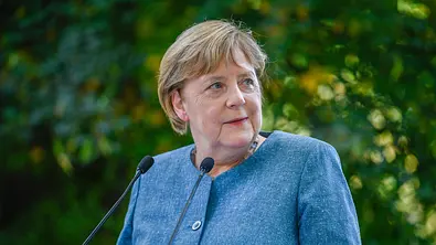 Angela Merkel ist immer für ihre Freunde da - Foto: IMAGO / newspix