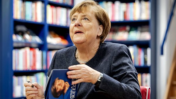 Angela Merkel signiert ihr Buch Freiheit in einer Buchhandlung. - Foto: IMAGO / ANP