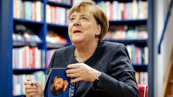 Angela Merkel signiert ihr Buch Freiheit in einer Buchhandlung. - Foto: IMAGO / ANP Angela Merkel signiert ihr Buch Freiheit in einer Buchhandlung. - Foto: IMAGO / ANP
