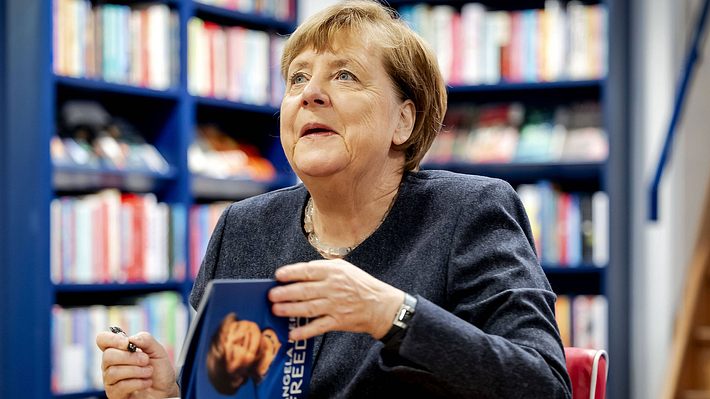 Angela Merkel signiert ihr Buch Freiheit in einer Buchhandlung. - Foto: IMAGO / ANP