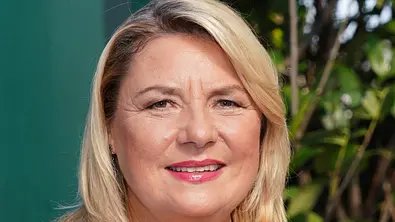 Trotz des schweren Verlustes kann Angela Wiedl wieder lachen... - Foto: IMAGO / POP-EYE