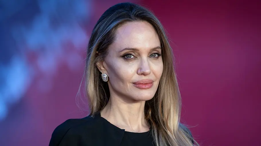 Angelina Jolie zeigt ihre Narben Angelina Jolie auf dem roten Teppich