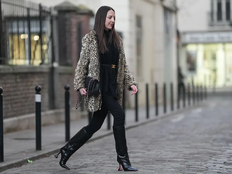 Animal-Print mit schwarzem Denim kombinieren Animal-Print mit schwarzem Denim kombinieren.
