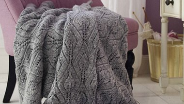 Perfekt zum Einkuscheln: Dieses Decke kommt zur kalten Jahreszeit wie gerufen. - Foto: DECO & STYLE EXPERTS