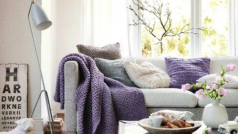 Gemütlich und schön: Diese Decke passt auf jedes Sofa. - Foto: Initiative Handarbeit