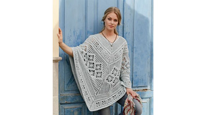 Mit seiner Farbe lässt sich der Poncho wunderbar mit anderen Kleidungsstücken kombinieren. - Foto: DROPS Design A/S