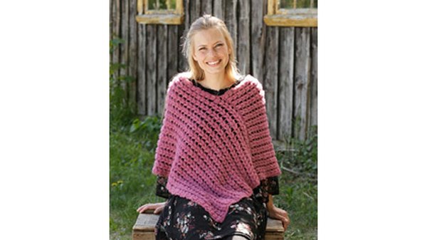 Dieser Poncho ist sowohl schick, als auch schnell gemacht. - Foto: DROPS Design A/S