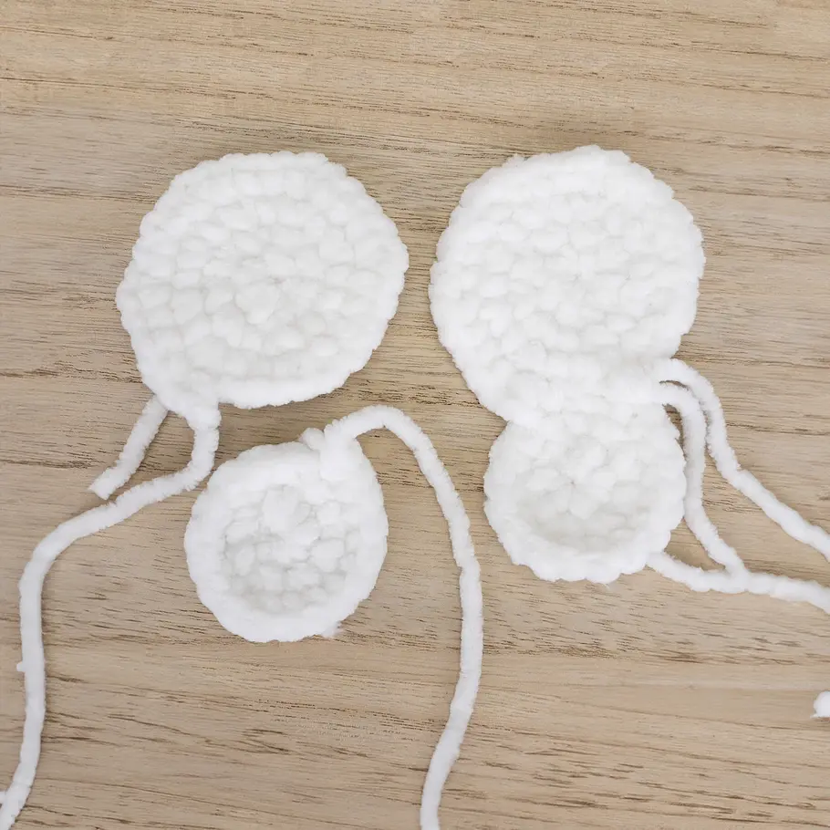 Gehäkelte noch nicht angenähte, weiße Schmetterlingsflügel. Stepfoto zur Anleitung mit der man einen Schmetterling häkeln kann.