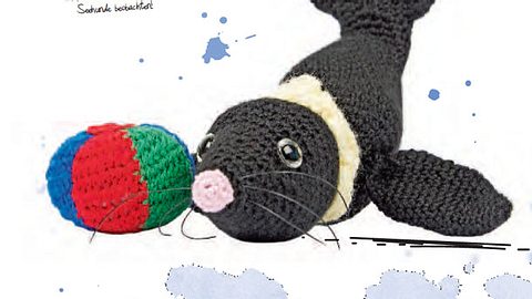 Kuscheltier stricken: Seehund mit Ball zum Nachstricken - Foto: deco&style