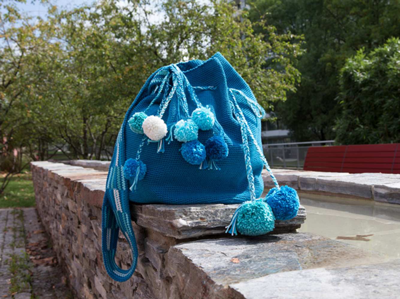 Beuteltasche mit Pompons Beuteltasche mit Pompons
