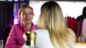 Anna-Carina Woitschack spielt am Set von Alles was zählt Mode-Vloggerin Vivienne. In dieser Szene unterhält sie sich mit einer blonden Frau.  - Foto: RTL