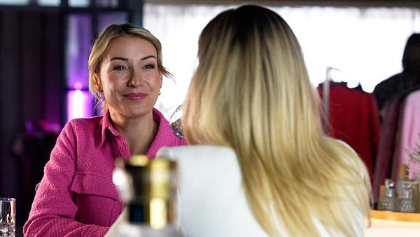 Anna-Carina Woitschack spielt am Set von Alles was zählt Mode-Vloggerin Vivienne. In dieser Szene unterhält sie sich mit einer blonden Frau.  - Foto: RTL