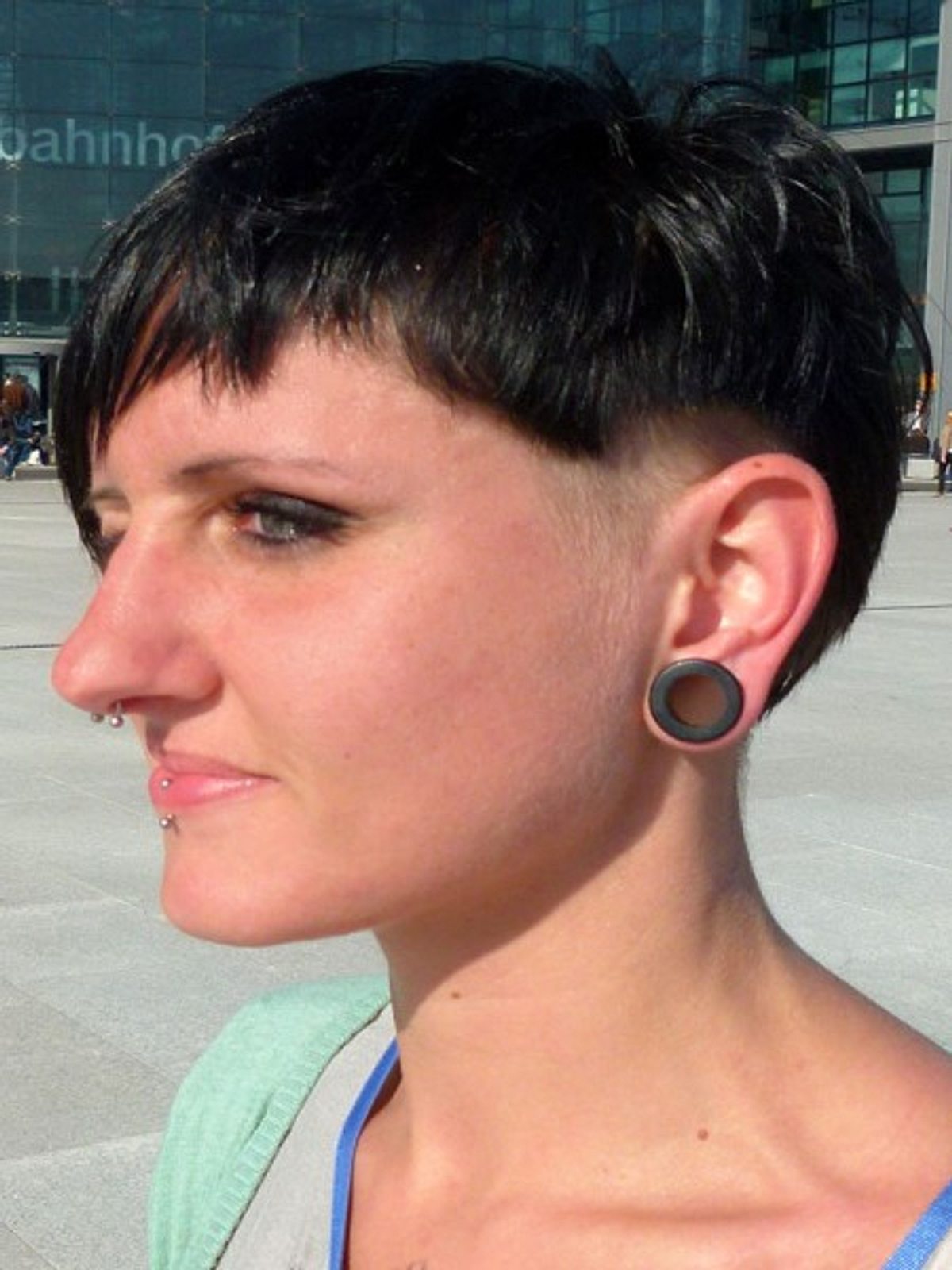 anne traegt einen zackigen sidecut links