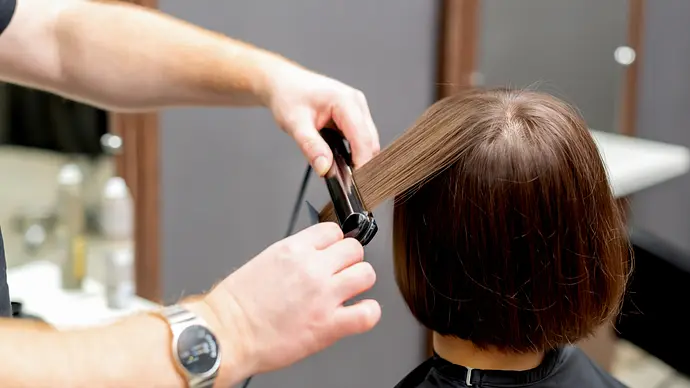 Mann schneidet Frau die Haare zu einem Bob (Themenbild) - Foto: okskukuruza/iStock Mann schneidet Frau die Haare zu einem Bob (Themenbild) - Foto: okskukuruza/iStock