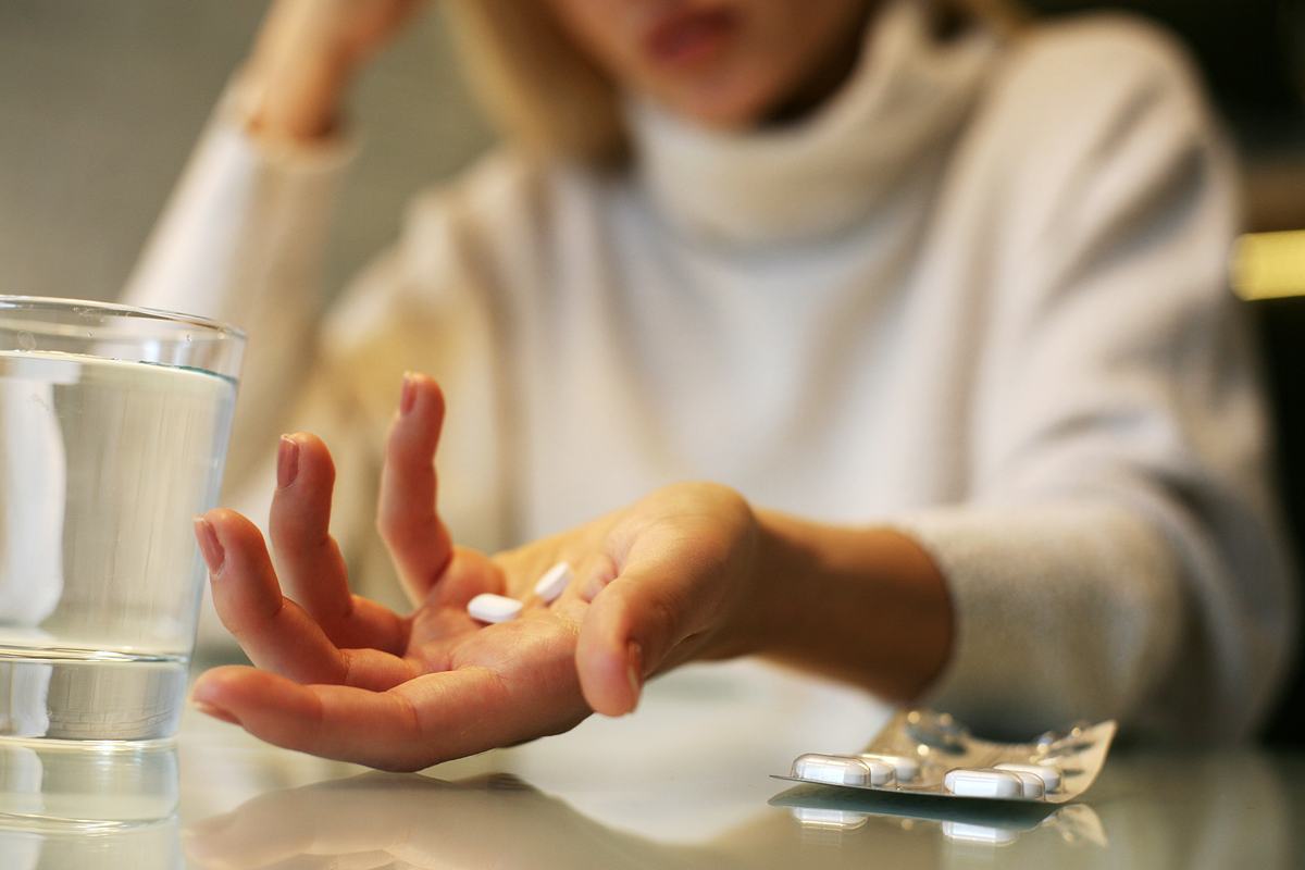 Antibiotika einnehmen macht keinen Spaß. Trotzdem solltest du das Medikament nicht eigenständig absetzen. (Themenbild)