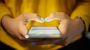Nahaufnahme: Frauenhände tippen am Smartphone etwas ein - Foto: diego_cervo/iStock Nahaufnahme: Frauenhände tippen am Smartphone etwas ein - Foto: diego_cervo/iStock