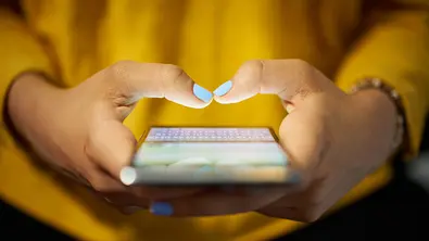 Nahaufnahme: Frauenhände tippen am Smartphone etwas ein - Foto: diego_cervo/iStock