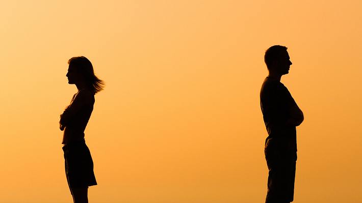 Steht deine Beziehung vor dem Aus? Diese zwölf Zeichen verraten, ob dein Mann an eine Trennung denkt. - Foto: LittleBee80 / iStock
