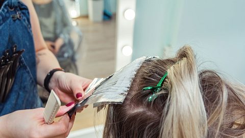 Aperol Spritz als Haarfarbe: Mit diesem Trend-Look bist du der Star beim Après-Ski! - Foto: rbkomar/Getty Images (Themenbild)