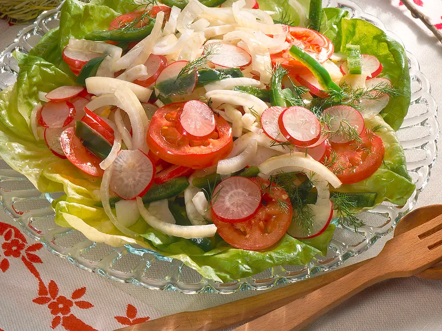 Apfel-Diät: Rettich-Salat Rettich-Salat als Abendessen für eine Apfel-Diät.