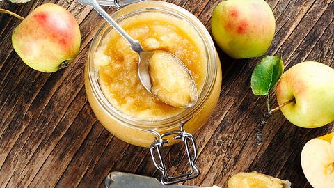 Mach dein Apfelmus ohne Zucker einfach selbst. - Foto: AnjelaGr/iStock