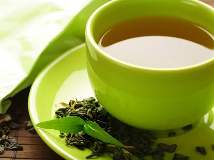 15. Grüner Tee Grüner Tee hemmt den Appetit und hilft dir, den Tag ganz ohne Kaffee und Co. zu überstehen