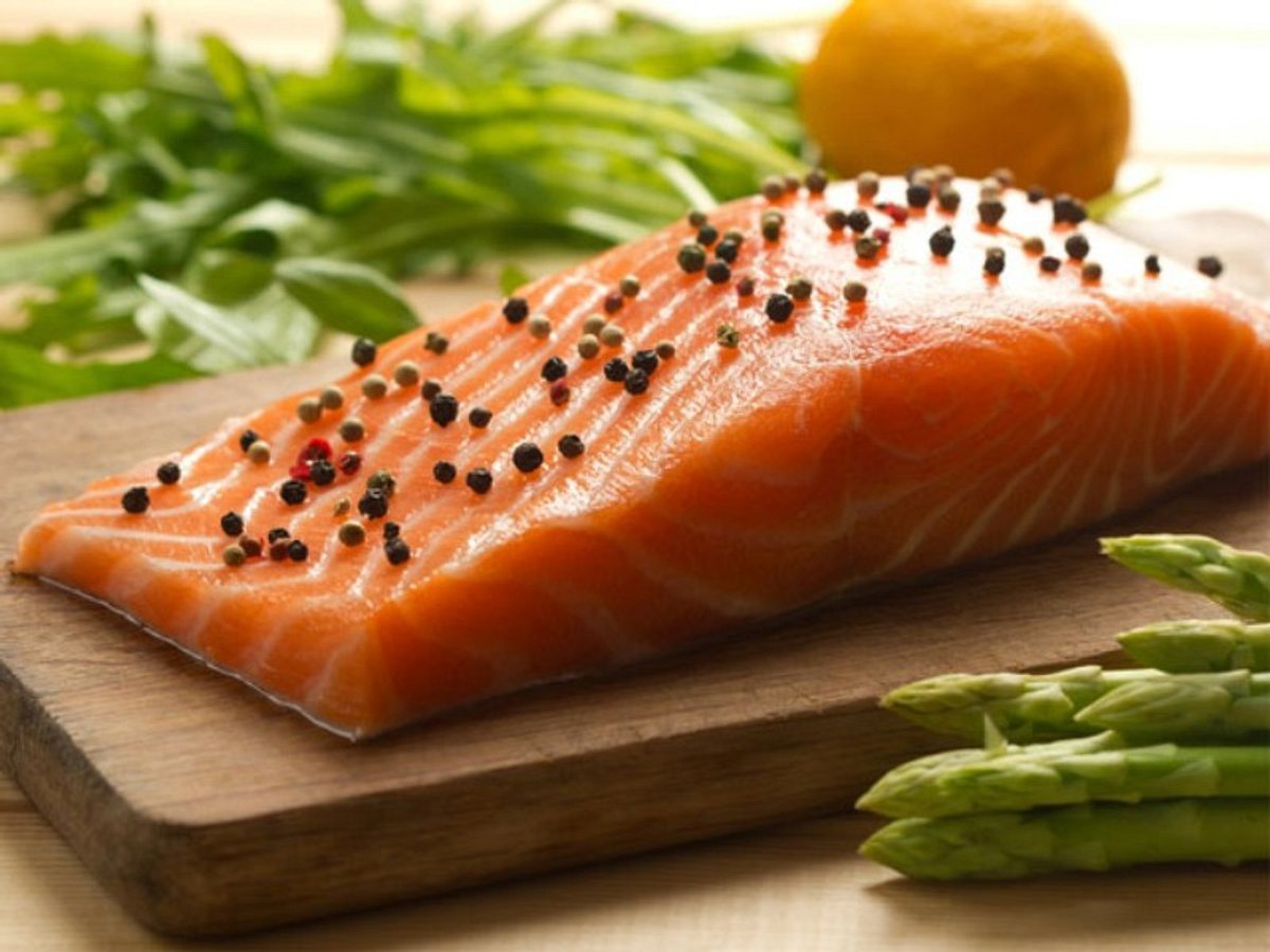 Fisch muss auf den Tisch! Zum Beispiel Lachs, der reich an Omega-3-Fettsäuren ist und bei Verzehr gleichzeitig die Produktion des Hormons Leptin steigert.