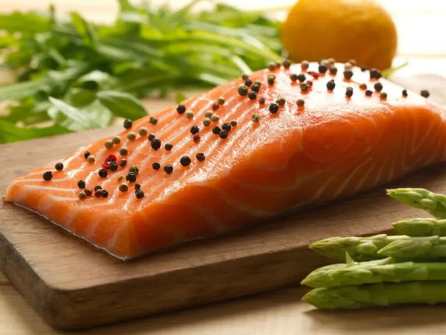 19. Lachs Fisch muss auf den Tisch! Zum Beispiel Lachs, der reich an Omega-3-Fettsäuren ist und bei Verzehr gleichzeitig die Produktion des Hormons Leptin steigert.