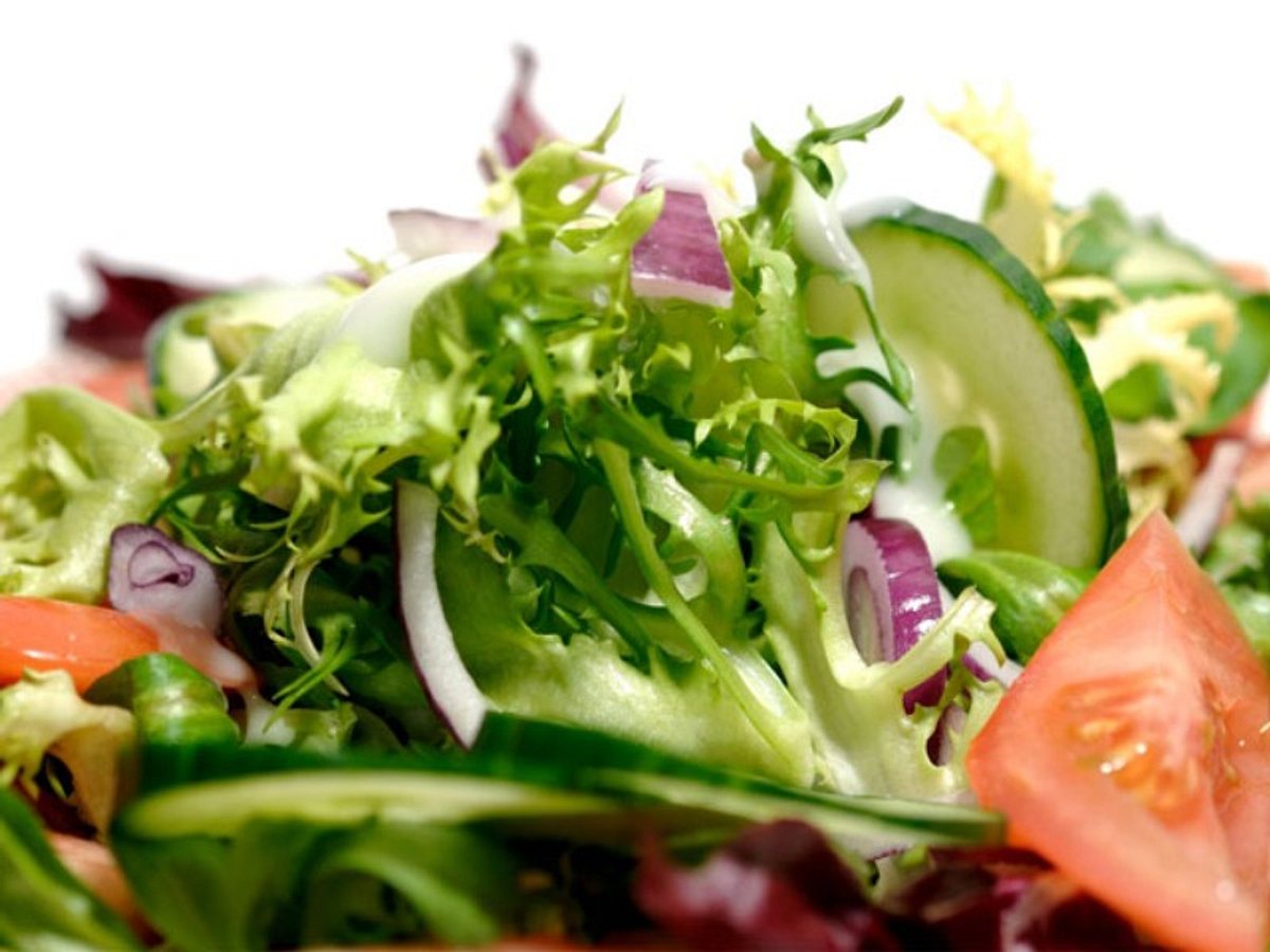 Eine kleine Schüssel Salat hemmt den Appetit und gibt dir Kraft für den Rest des Arbeitstages