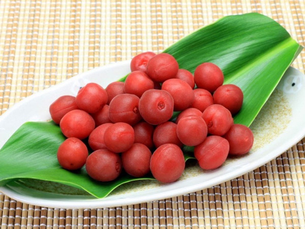 Umeboshi-Früchte findest du im lokalen Asia-Markt - und die machen dich vorübergehend satt.