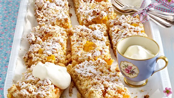 Ein leckerer Streuselkuchen mit Aprikosen direkt vom Blech. - Foto: Bauer Media Group