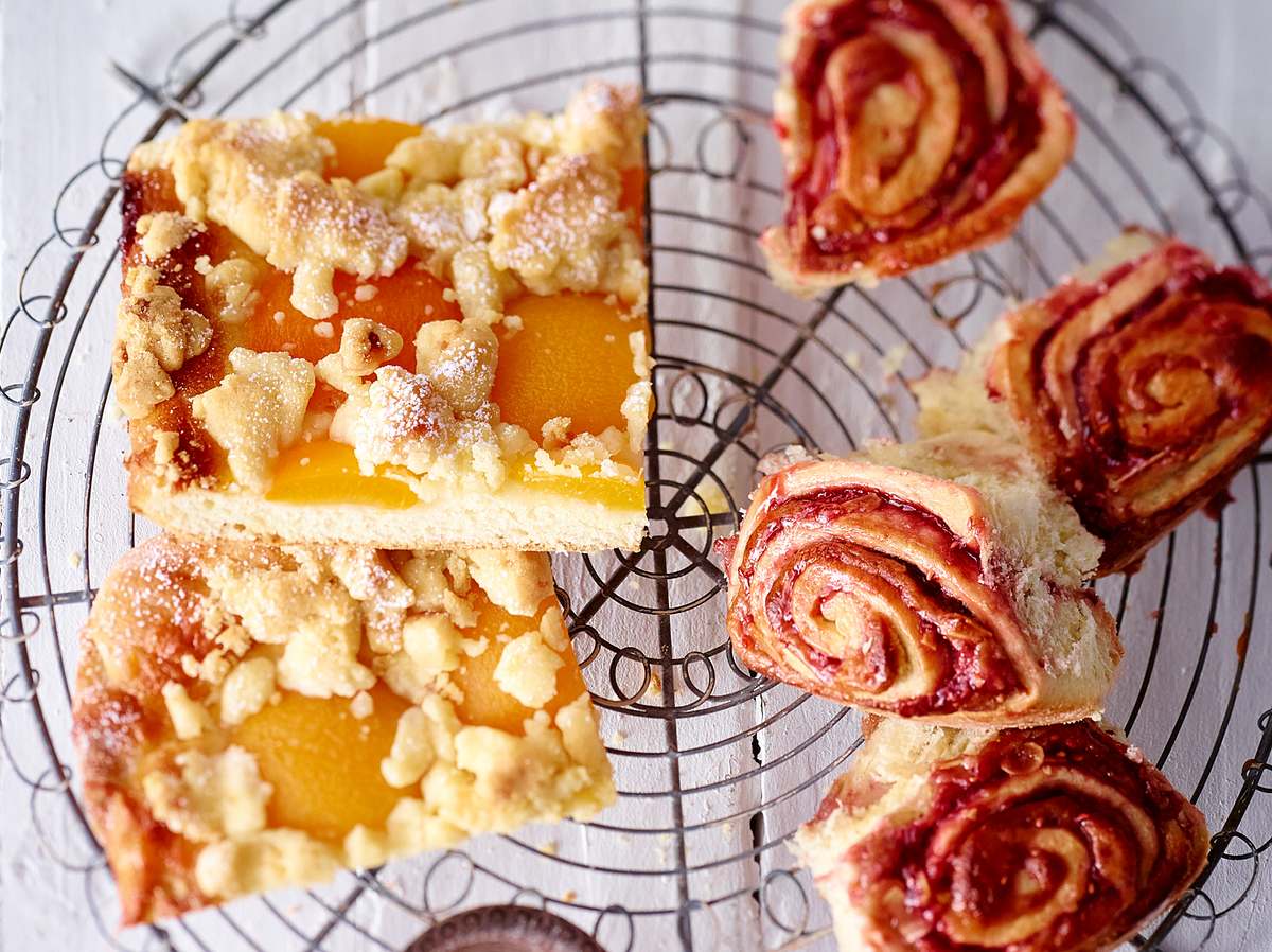 Aprikosenkuchen mit Streuseln auf Butterkuchen-Art.