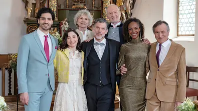 Sturm der Liebe Cast in einer Kirche - Foto: ARD/WDR/Thomas Neumeier