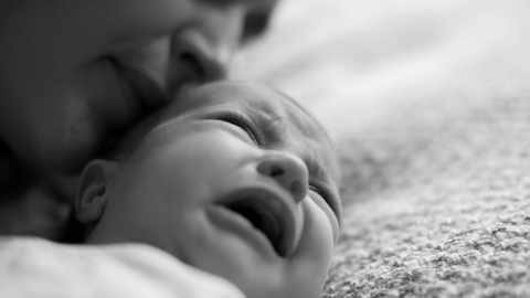 Mutter ist mit ihrem Baby überfordert und ertränkt es in der Badewanne. - Foto: iStock