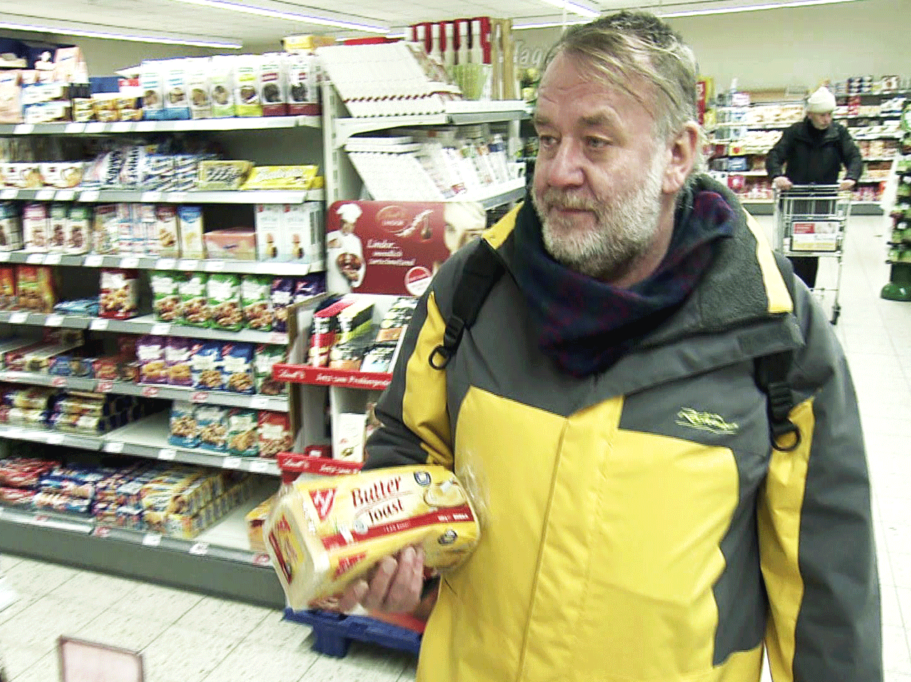 Carsten spart, wo er nur kann, damit es seinen Hunden gut geht. Carsten ernährt sich nur von Toastbrot und Wasser.