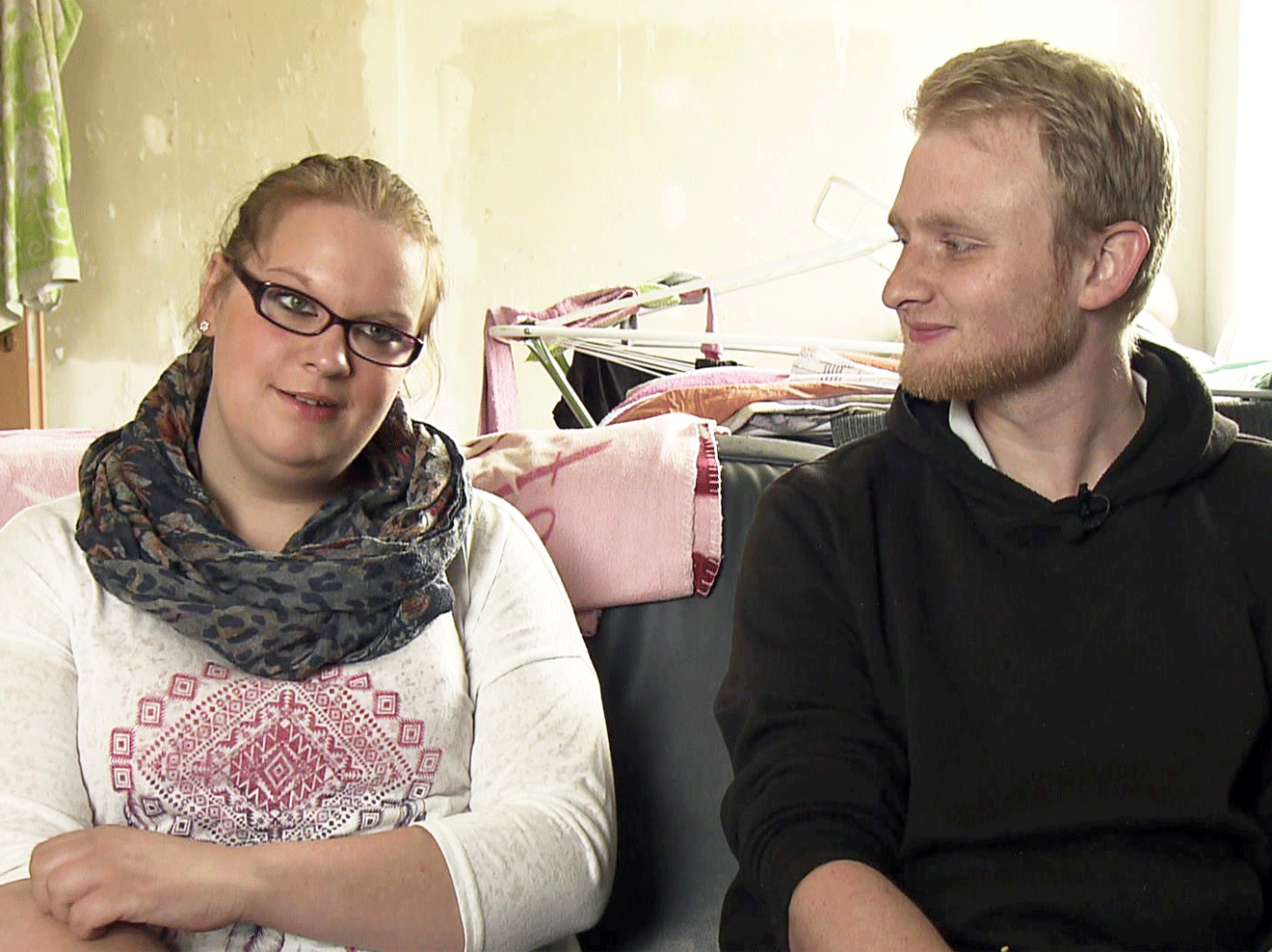 Jenny und Max kümmern sich nur um sich selbst. Die Beziehung von Jenny und Max steht unter keinem guten Stern.