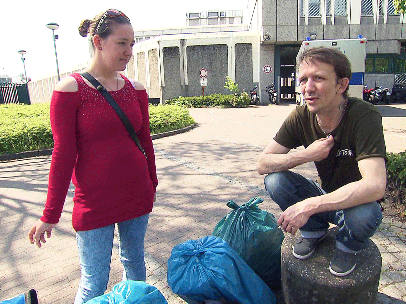 Endlich wurde Dennis aus der Haft entlassen. Vanessa kauft ihren Mann Dennis aus dem Gefängnis frei.