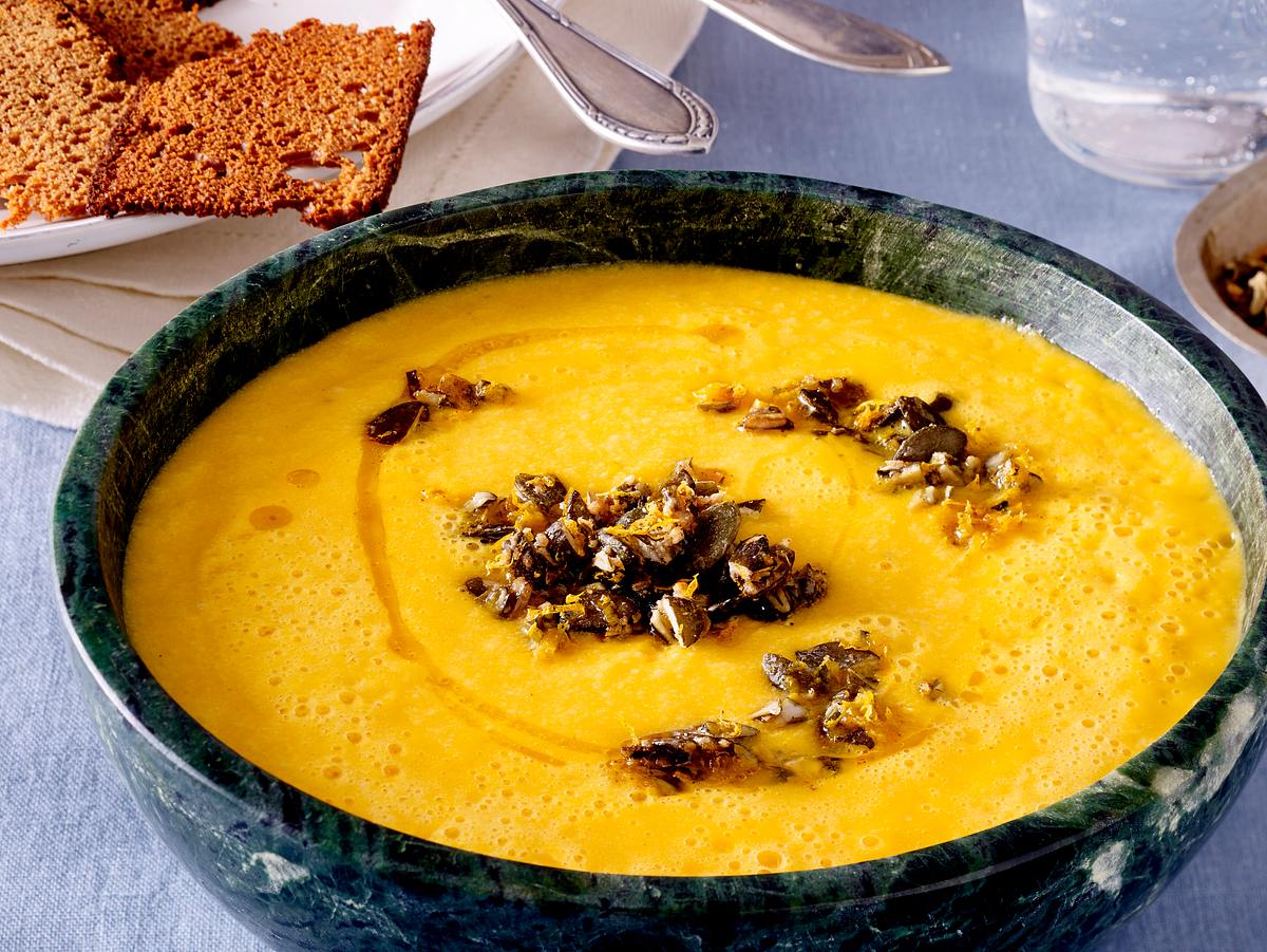 Aromatische Kürbissuppe mit Kokosmilch, Honigbrot-Chips und Kürbiskern-Granola