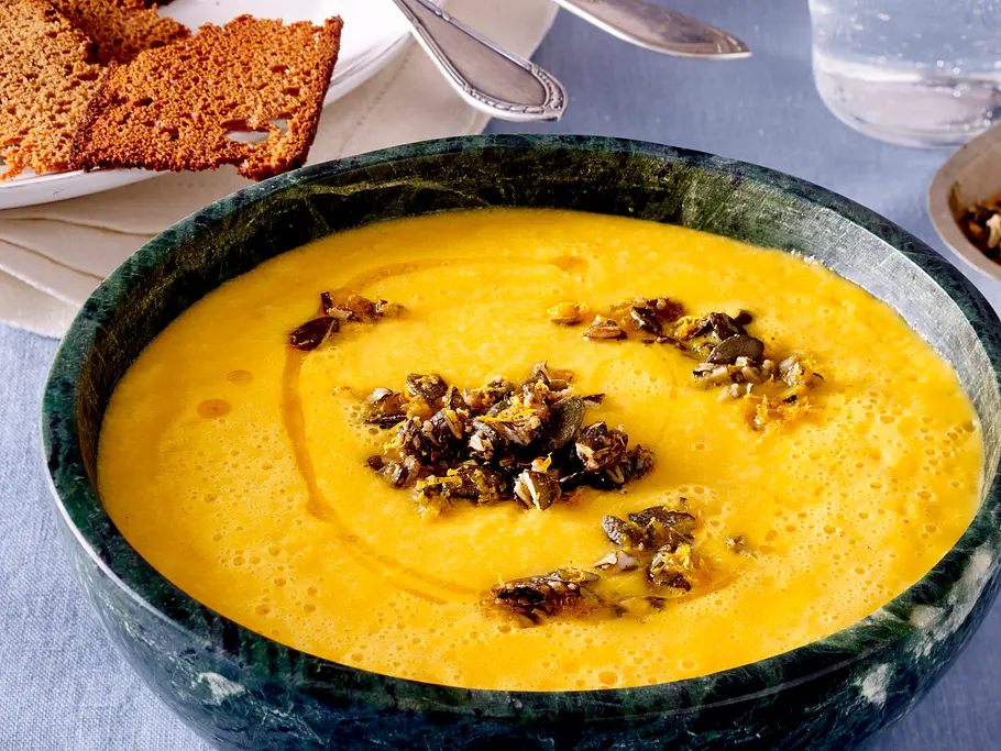 Aromatische Kürbissuppe mit Kokosmilch, Honigbrot-Chips und Kürbiskern-Granola