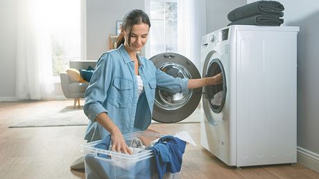 Frau am Wäsche waschen  - Foto: iStock / gorodenkoff