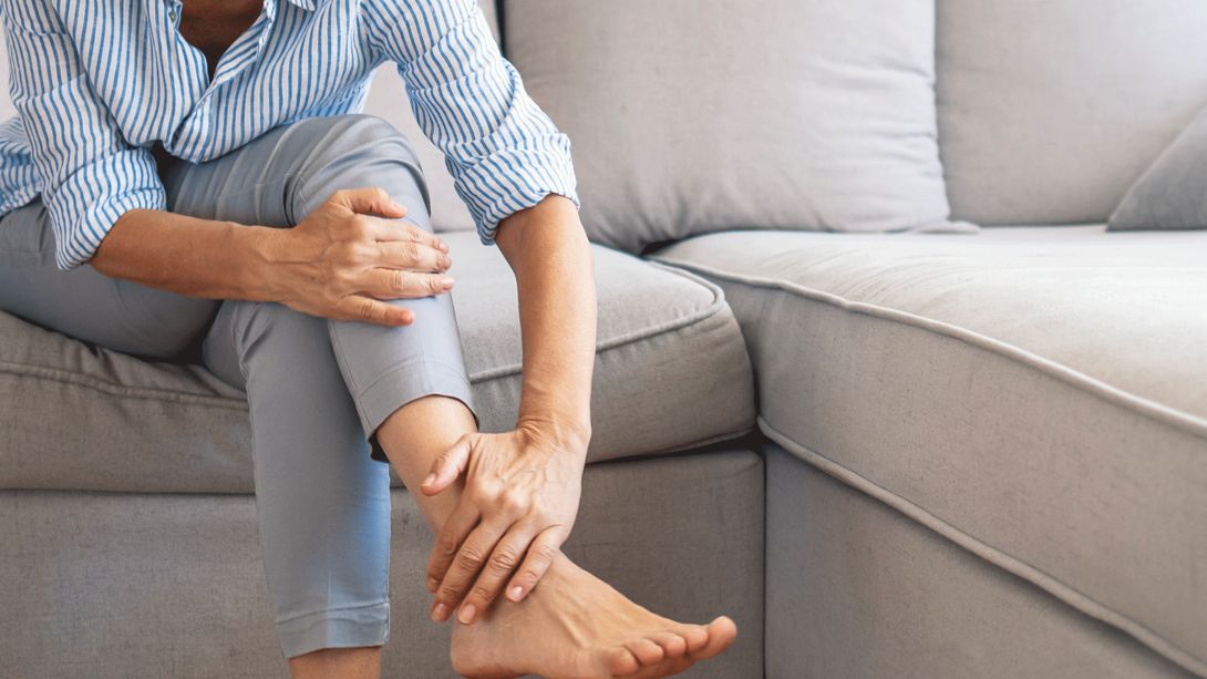 Frau mit Beinschmerzen  - Foto: iStock / dragana991
