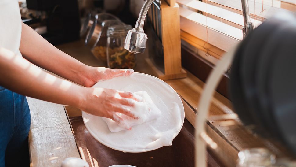 Mit diesen Tipps können wir nachhaltig Abwaschen - Foto: iStock / Nattakorn Maneerat