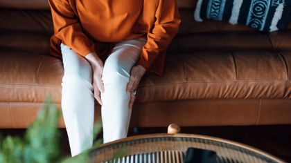 Frau mit schweren Beinen - Foto: iStock / AsiaVision