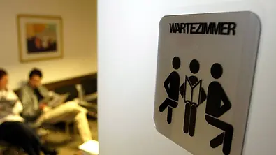 Wie lange darf mein Arzt mich warten lassen? - Foto: IMAGO / Hake (Symbolbild)