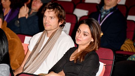 Ashton Kutcher und Mila Kunis: Wieso sie ihre Kinder nicht so oft baden. - Foto: George Pimentel /gettyimages