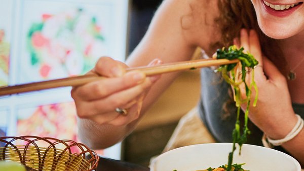 Mit Stäbchen essen und abnehmen. - Foto: LaylaBird/iStock