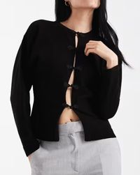 ASOS DESIGN – Geformte Feinstrickjacke in Schwarz mit Knöpfen in Mandarin-Optik