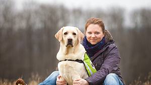 Assistenzhund Valentino hilft Bea, ihr Leben zu meistern. - Foto: Glücksmomente Fotografie/Rona Neff