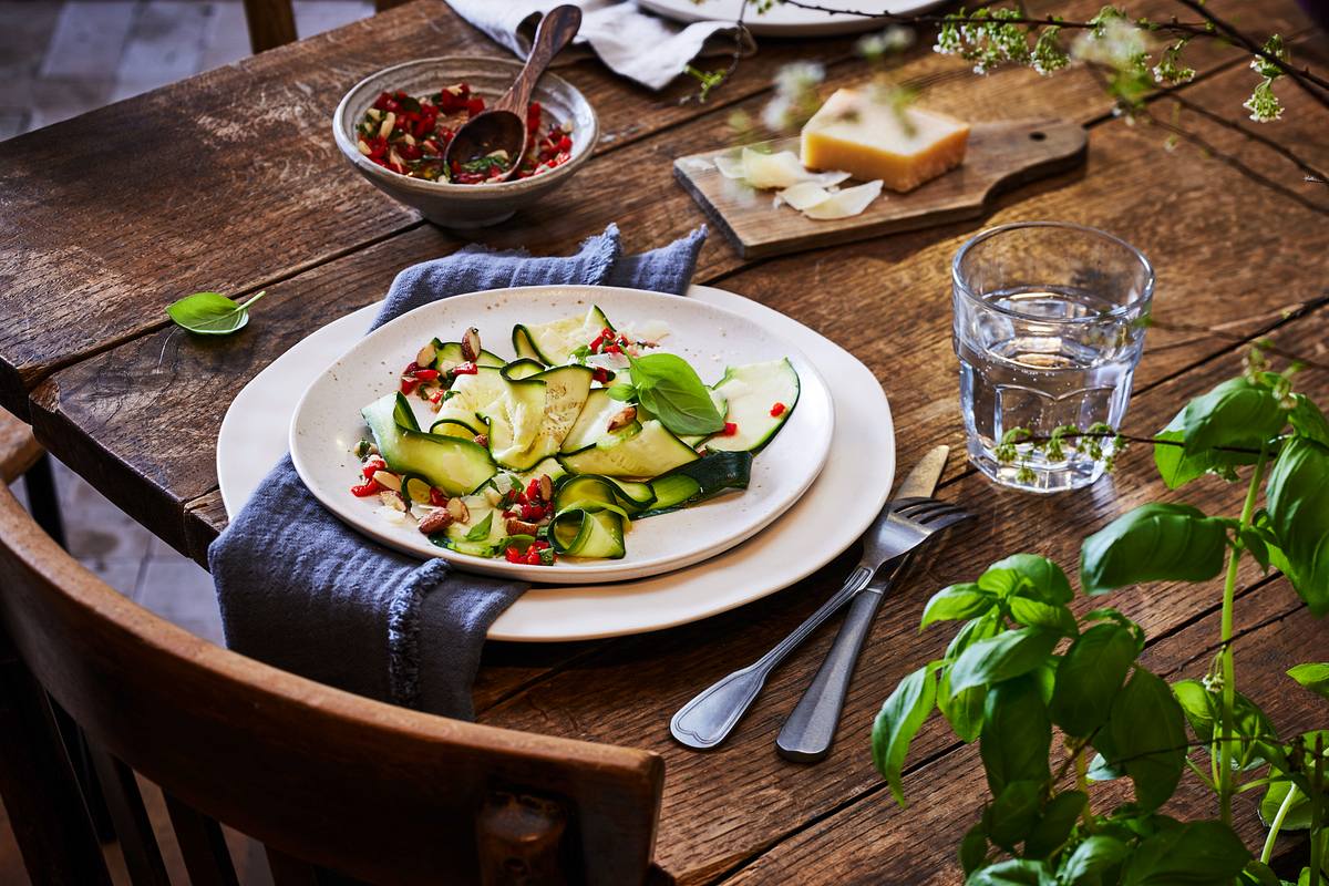 Atkins Diät Rezept für Zucchini Carpaccio mit Peperonata-Salsa